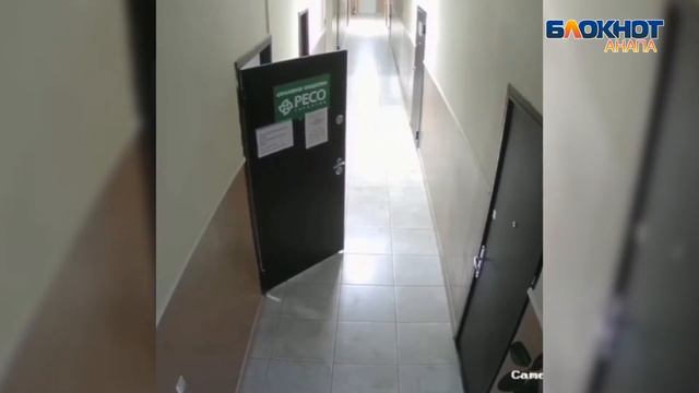 Полиция Анапы проверяет информацию о том, что мужчина пришёл в офис с ведром бензина