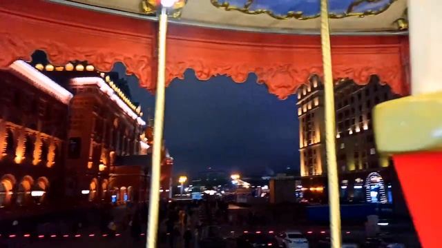КАРУСЕЛЬ ЛОШАДКИ / КАТАЮСЬ / НЕДАЛЕКО ОТ КРАСНОЙ ПЛОЩАДИ