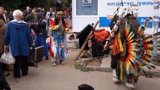 Индейцы в районе Центрального рынка Кирова