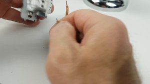 Jak zlikwidować żarzenie LED 230V, które świecą po wyłączeniu łącznika z podświetleniem