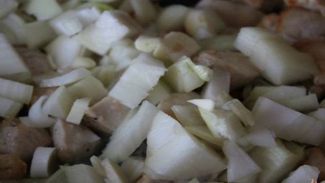 Лимонный рис с курицей, кинзой и фасолью