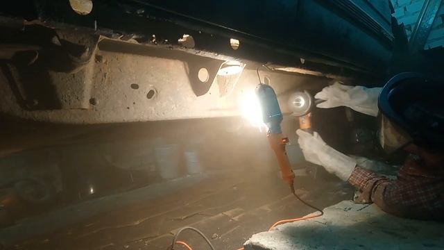 Зачистка-обработка колесных арок и внутренних сварных швов-стыков.Работы по раме