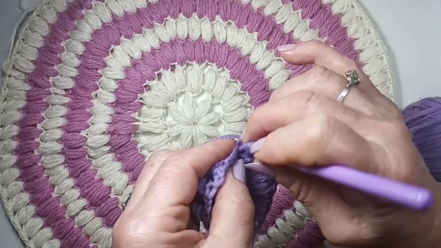 КРУГЛЫЙ КОВРИК ИЗ ПЫШНЫХ СТОЛБИКОВ смотреть онлайн