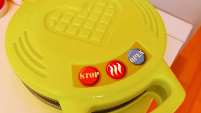 Ариша играет в кафе и готовит вафли посетителю смотреть онлайн