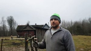 Подготавливаю сарай к приезду овец на хутор .Вставляю в овчарню окно. Опять нашёл старинные вещи