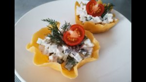 ПОДАЙТЕ САЛАТ НА ПРАЗДНИК ИМЕННО ТАК! Салат в сырных корзиночках. Простой салат с филе и огурцами.