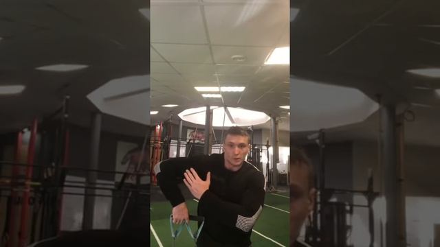 Как раскачать свои плечи и сделать их здоровыми
