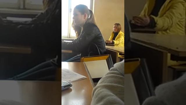 барышня ковыряется в носу