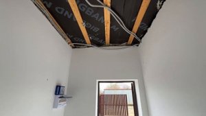 Дом с отдельной кухней и большой гостиной с плиткой во дворе в Краснодаре