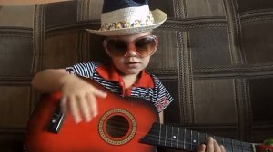 Юный гитарист! Поет красиво =))