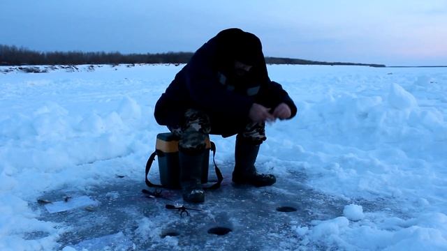 Подледная рыбалка в Якутии на реке Лена