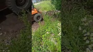 Работа минипогрузчика МКСМ 800 с челюстным ковшом.