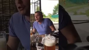 Анекдот"только дверь не открывай".✌?