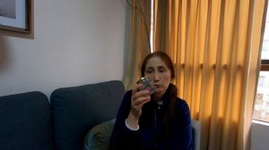 Икра форели прыгает как  пластиковые шарики