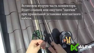 Обжим коннекторов МС4 для солнечных батарей монтажниками на крыше