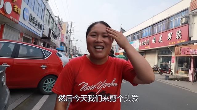胖妹上山捡板栗，大洋买两个大猪蹄回来解馋，吃的满嘴流油，过瘾！ #陈说美食