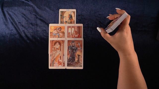 Таро расклад "Кто в мыслях и сердце загаданного человека" смотреть онлайн