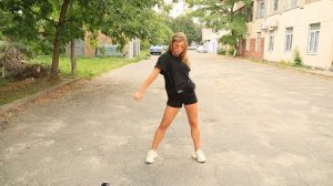 Как танцевать в клубе девушке   - Модные танцевальные  движения 2021 года