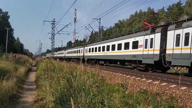 Пригородный электропоезд подъезжает к станции Дачное.