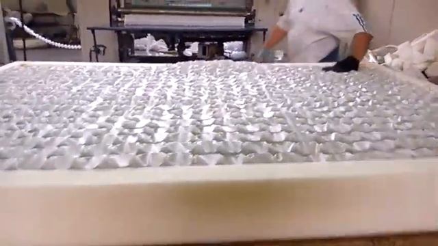 Пружинный матрас. Изготовление матраса независимый блок. Матрас с независимым пружинным блоком. смотреть онлайн