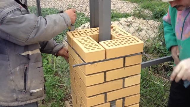 Кладка кирпичного столба, мастерами фирмы "Заборы для Вас"