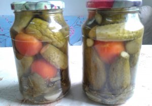 Маринованные огурцы с помидорами на зиму особенные.