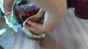 Как закатывать банки закаточной машинкой ?