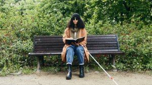 Слепая девушка в парке