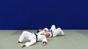 Hikkomi gaeshi - Бросок через голову с подсадом голенью с захватом пояса сверху