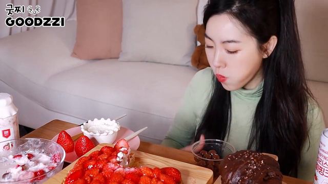 Dessert mukbang🍓strawberry pie,chocolate Croissant ,Red bean+butter Ciabatta🍓Strawberry ice flakes