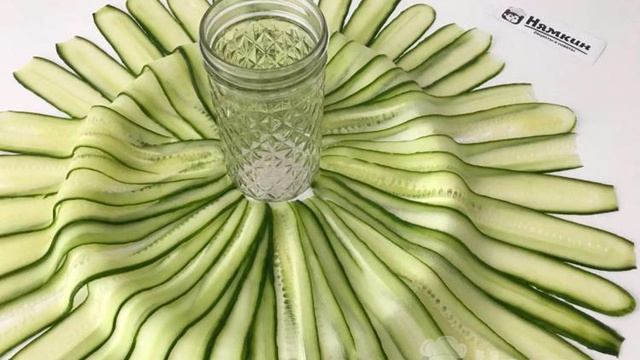 Салат с огурцами, ветчиной и вареными яйцами Рождественский венок