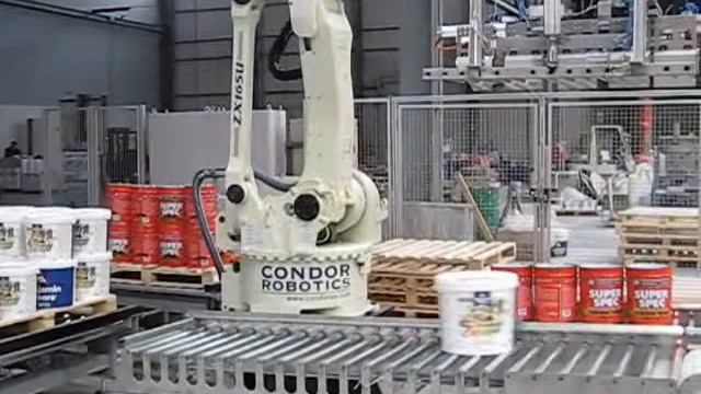 Робот KAWASAKI ZX165U укладывает на палеты банки со стройматериалами различных размеров смотреть онлайн