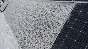 Интересное наблюдение при чистке солнечных панелей от снега