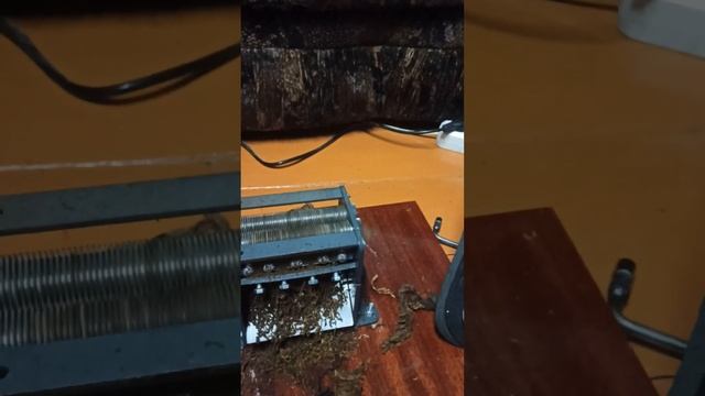 Режем табак польской резкой с приводом строительного миксера смотреть онлайн