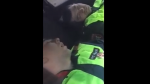 Полицейские спят в патрульной машине