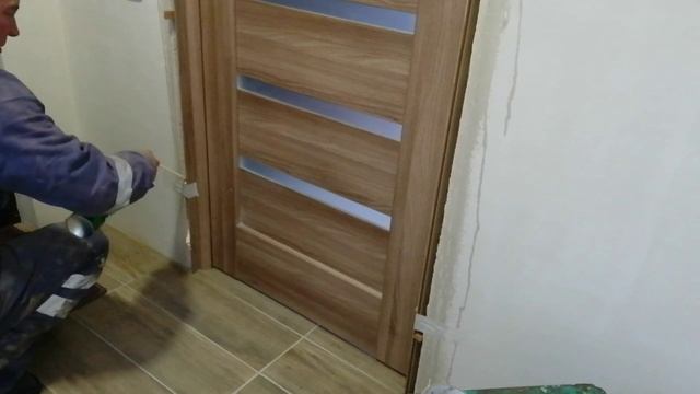Как самому установить телескопические доборы и наличники межкомнатной двери.