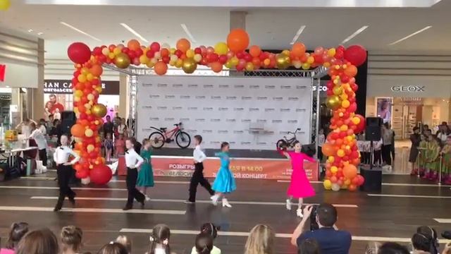 ТЦ Отрада, школа танцев "Притяжение"Показательное выступление смотреть онлайн