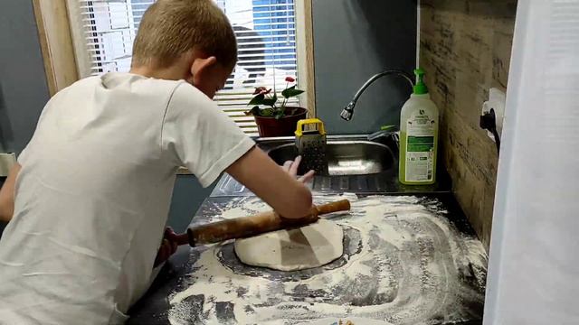 Очень простая и очень вкусная пицца от юного повара.#СерыйЛисс#Пицца#ЮныйПовар#