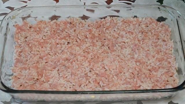 Запеканка с рисом и фаршем.Очень вкусно и сытно.