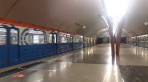 номерной поезд на станции метро Алма Атинская