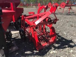Картофелекопалка  ККМ-4 работает в Казахстане