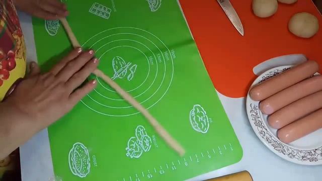 Сосиски в тесте.Как завернуть сосиску в тесто. смотреть онлайн