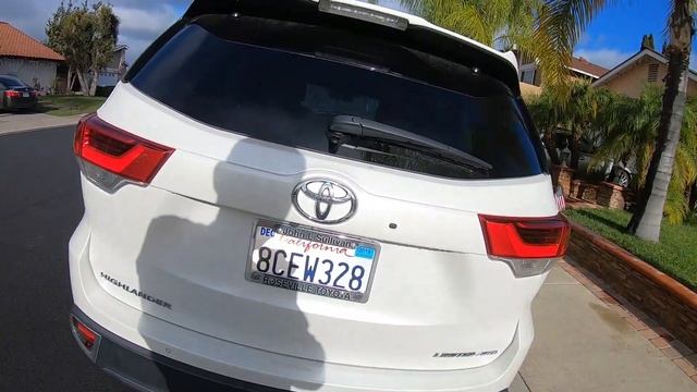 Toyota Highlander как открыть замок багажника если его заклинило. смотреть онлайн