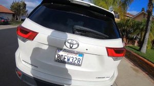 Toyota Highlander как открыть замок багажника если его заклинило.