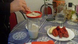 КЛУБНИЧНО-ОРЕХОВЫЙ КОКТЕЙЛЬ