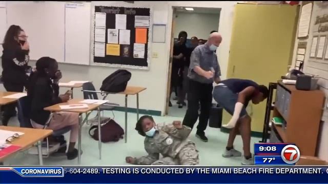 Video shows fight between two students at Coral Springs High School смотреть онлайн