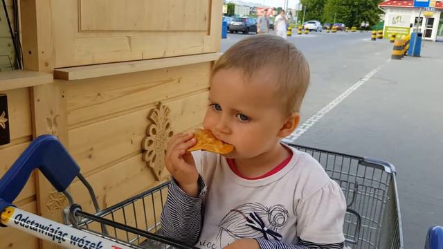 Baby Eats Polish Goat Cheese (Ocypki) for the First Time! смотреть онлайн