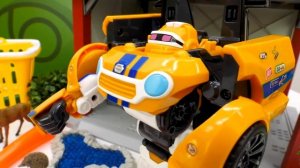 Трансформеры ТОБОТЫ и гусеничный экскаватор — Из зоопарка сбежал тигр! — ЛОВИМ ТИГРА! Тук-Тук Шоу