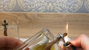 Не выбрасывай флакон для духов, можно сделать оригинальную свечку.