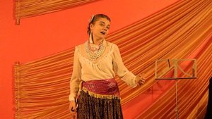 Мария Лукина поёт песню "Простая девчонка"